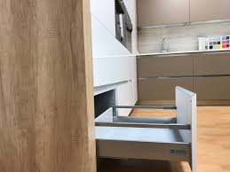 Contamos con profesionales altamente cualificados, diseñadores e interioristas, que trabajan a la medida de cada cliente para ofrecer proyectos personalizados y desarrollos integrales que transforman cada cocina en un espacio único y exclusivo. Muebles Cocina Arnit Ø¯Ø± ØªÙˆÛŒÛŒØªØ± Arnit Te Permite Personalizar El Interior De Tus Muebles Como Lo Desees Puedes Elegir El Color De Los Armazones Ademas Disponemos De Diferentes Colores De Cajon A