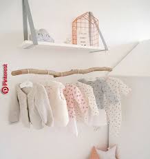 Wir zeigen euch, wie ihr das babyzimmer richtig einrichtet und welche fehler ihr dabei unbedingt vermeiden solltet. Eine Babygarderobe Mit Dem Holz Das Unter Einem Regal Hangt Kinderzimmer Fur Madchen Garderobe Kinderzimmer Baby Madchen Schlafzimmer Ideen