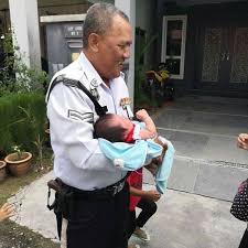 19m dewan sri mawar, ipd shah alam. Nilai Kasih Sayang Anggota Trafik Hulur Bantuan Hantar Ibu Dan Bayi Pulang Satu Johor