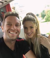 ChrisMartin de Coldplay le dice a Rolling Stone que @shakira es una de las  pocas artistas que ha sido una estrella gigantesca durante toda su carrera:  ❤️‍🩹 “Definitivamente recuerdo la primera vez