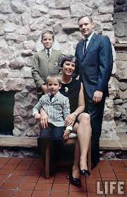 Na de dood van neil armstrong in 2012 heeft de familie van de astronaut lange tijd gedreigd met een rechtszaak tegen het ziekenhuis waar hij overleed. Apollo 11 The Family Of Neil Armstrong Houston July 7 1969 Neil Armstrong Apollo Space Program Apollo Missions