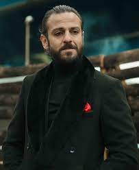 Vartolu saadettin'i gören medet şaşkınlığa uğruyor. Vartolu Sadettin Cukur Wiki Fandom