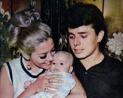 Angelica maria y enrique guzman hablan de su noviazgo y cantan un gran exito. Facebook