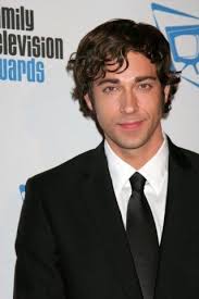The sides and back length should be cut with a 3 clipper length for. Zachery Levi Oldish Pic So Cute Zachary Levi Levi Actors