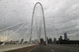 Spanish hoy hemos hecho caer algo de lluvia aquí para que se sienta usted como en casa. Dallas Frente Frio Trae Lluvia Y Clima Mas Fresco