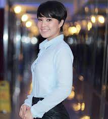 Jenis rambut ini dapat membuat wajah terlihat lebih nampak jelas karena potongannya yang. Media Hiburan Panjang Ke Pendek Rambut Janna Nick Ni Facebook