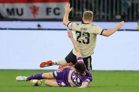 Luke shaw injury a reminder that one foul can shatter a career luke shaw of manchester united went flying after he was taken down by héctor moreno of psv eindhoven during a champions league match. Manchester United Give Luke Shaw Injury Update Manchester Evening News