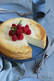 This cheesecake featured a layer of flourless chocolate cake followed by a thick mousse that tasted a lot like a melted chocolate bar. Crustless Cheesecake Bake To The Roots