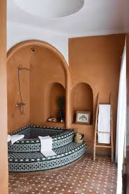 Couleurs Chaudes Et Nature Terre Et Blanc Avec Un Carrelage Terre Cuite Au Top Salle De Bain Marocaine Idee Salle De Bain Maisons De Style Espagnol