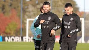 Uno de los cambios confirmados en la alineación respecto a los últimos partidos, es la presencia de emiliano martínez en el arco.miguel ángel santoro, descubridor de dibu, analizó el presente del arquero del aston villa y recordó sus primeros días en arsenal. Las Bromas Del Kun Aguero A Dibu Martinez En Medio De La Rueda De Prensa
