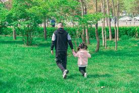 عيد الأب صباح الأب وابنته الحديقة في الهواء الطلق جنبًا إلى جنب مع صورة  التصوير الفوتوغرافي الخلفية والصورة للتنزيل المجاني - Pngtree