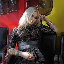 American singer, songwriter, and actress. Rocker Elle King S Gritty Debut Wsj