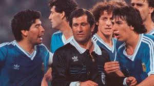 Italia 1990 - Edgardo Codesal Méndez Fecha de nacimiento: 2 de junio de 1951 (edad 69 años), Montevideo, Uruguay Es un ex árbitro de fútbol y médico uruguayo nacionalizado mexicano. Arbitró una