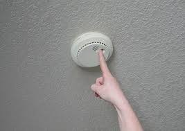 Un detector de humo es una alarma que detecta la presencia de humo en el aire y emite una señal acústica avisando del peligro de incendio. Detector De Humo Nido Seguro