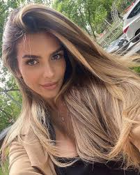 Love Island's 🏝 Ekin Su.. What Colour Technique and tones are in her hair?  Having Naturally Dark hair,a Balayage technique is required,to maintain  that dark root effect, with bold and soft Lightening
