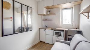 Une petite cuisine peut se nicher dans un coin du salon, se faire oublier ou au contraire être visuellement très présente. Amenagement Studio Chambre De Bonne 5 Exemples Reussis Cote Maison