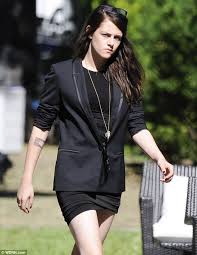 Kristen stewart shows off edgy tattoo on sils maria set—see the pic actress costars with ex robert pattinson's bff tom sturridge in indie flick. Kristen Stewart Shows Off A New Tattoo As She Suits Up On The Set Of Her Film Sils Maria Daily Mail Online