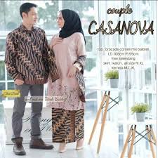 Pakaian adat pria berupa baju kurung berbahan beludru berwarna merah dengan sulaman benang emas bermotif flora yang melambangkan kesuburan. Jual Batik Couple Baju Couple Pesta Kebaya Brokat Kurung Couple Casanova Jakarta Barat 128 Yaya Store Tokopedia