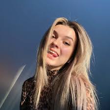 Elle Mcneill's Instagram, Twitter & Facebook