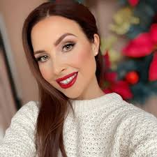 Chelsea English's Instagram, Twitter & Facebook