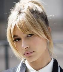 Voici Comment Il Faudra Porter Votre Frange En 2017 Pour Etre Tendance Coiffure Frange Coupes De Cheveux Avec Frange Coiffure