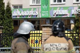 Президент татарстана рустам минниханов прибыл на место чп в казанской гимназии, где в результате нападения двоих человек погибли ученики. Uih8zw93tkx8pm