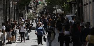 Νέο ωράριο, προσαρμοσμένο στο αυστηρό lockdown που τέθηκε σε εφαρμογή σήμερα, θα ισχύει για σούπερ μάρκετ, φούρνους, φαρμακεία και άλλα καταστήματα. Wrario Soyper Market Ti Wra Einai Anoixta Shmera Katasthmata Kommwthria E8nos