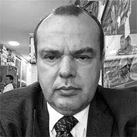 Joga-se dama com regras de xadrez.