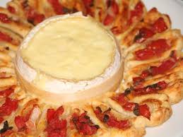 Soleil De Mini Feuillet Eacute S Agrave La Tomate Avec Son C Oelig Ur De Camembert Coulant Recette Camembert Mini Feuillete Recette Camembert Roti