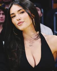 madisonbeer at Lakers Game Los Angeles October 2025. follow us for more  @moviesandcelebsig #MadisonBeer #Lakers #LA