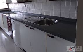 Son dönemde yapılan modern mutfakların büyük bölümünde tezgah arası sınırsız sayıda baskı arasından, zevkinize uygun bir model de seçebilirsiniz. Mutfak Tezgahi Tasarimi Icin Dogal Tas Ve Yapay Tas Incelemeleri Artas Mermer Dekorasyon