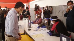 Tener más de 70 años. Gobierno Anuncia Que Vocales De Mesa Que Participaran En Comicios De Abril Podran Vacunarse Desde La Proxima Semana Emol Com