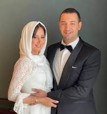 تعرفت على الكندي المسلم يوسف هرسن، ورزقت منه بأربعة أولاد هنا وخديجة وأحمد وعائشة، وانفصلا فيما بعد، حاليًا يعيش اثنين من أولادها معها. Ù‡Ù† Ø­Ù„Ø§ Ø´ÙŠØ­Ø§ ÙˆØ´Ù‚ÙŠÙ‚Ø§ØªÙ‡Ø§ ÙŠØ®Ø·ÙÙ† Ø§Ù„Ø£Ù†Ø¸Ø§Ø± Ø¨Ø¬Ù…Ø§Ù„Ù‡Ù† ÙÙŠ Ø¹Ù‚Ø¯ Ù‚Ø±Ø§Ù†Ù‡Ø§ Ù‚Ù…Ø±Ø§Øª
