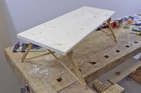 Couchtisch selber bauen 18 originelle diy ideen zum nachmachen couchtisch selber bauen ideen zum selbermachen fur zu hause haus projekte. Bett Tisch Selber Bauen Serviertablett Fur S Fruhstuck Anleitung Diybook De