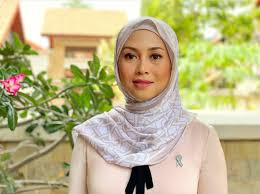 Ini merupakan kehamilan pertama buat azrinaz hasil pernikahannya dengan fairos khan abdul hamid pada 1 mei tahun lalu. Tengah Hamil 7 Bulan Azrinaz Kejutkan Peminat Dengan Foto Berbadan Dua Nona