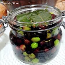 La ricetta, gli ingredienti ed i consigli per preparare le olive in salamoia. Senzapanna Olive In Salamoia Con Alloro E Finocchietto La Ricetta Del Lunedi