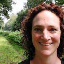 AFGESTUDEERD èn een baan 🎓 Met veel trots mag ik mededelen dat ik  afgestudeerd ben voor de bachelor Sportkunde aan de Fontys Sporthogeschool.  Ik wil mijn opleidingsdocent Martin van Dijk…