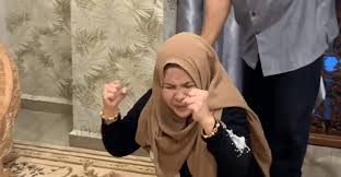 Lama juga kita tidak mendengar sebarang berita mengenai datuk seri aliff syukri dan isterinya, datin seri nur shahida. Baik Aku Bunuh Dia Kalau Aku Tak Dapat Ibu Aliff Syukri Dirasuk 6 Jin Dari Gunung Berusia 175 Tahun Lobak Merah