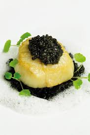 Saint Jacques Poelee Risotto A L Encre De Seiche Emulsion Au Parmesan Caviar Reserve Akitania Recette Recettes De Cuisine Saint Jacques Poelees Risotto