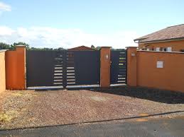 Un Elegant Portail En Alu Assemble Gris Anthracite Pour Casser La Couleur Du Mur Orange Portail Portillon Gate G Portail Alu Portail Portail Aluminium