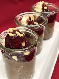 Mousse Au Chocolat Mit Cassis Mousseauchocolat Cassis Lecker Dessert Geburtstagsfeier Nachtisch Party Catering Einfacher Nachtisch Leckeres Essen Essen