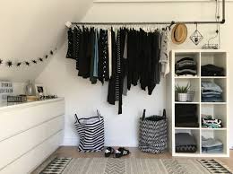 1001 Ideen Fur Ankleidezimmer Mobel Die Ihre Wohnung Verzaubern Werden Ankleidezimmer Die Fu In 2020 Ankleide Zimmer Ankleidezimmer Kleiderschrank Fur Dachschrage