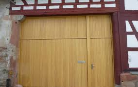 Unter verwendung von holz kommt zumeist eine senkrechte oder diagonale verbretterung zum tragen. Hoftore Aus Holz Holztore Fur Einfahrten