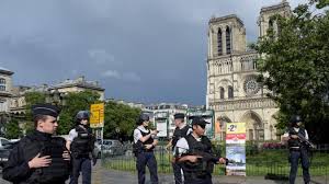 Les opinions, assertions et points de vue exprimés dans les commentaires sont le fait de leur auteur et ne peuvent. L Auteur De L Attaque Au Marteau Devant Notre Dame En 2017 Condamne A 28 Ans De Prison