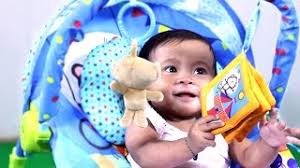 Gerakan maju mundur (kursi goyang) tengkurapkan bayi melintang di depan anda dengan kepala di sebelah kiri & kaki di sebelah kanan anda. Kursi Goyang Bayi Lucu Baby Bouncer Seat For Newborn Baby Gear Youtube