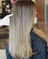 Simply ask your stylist to give you very subtle highlights, then to part your hair down the middle and to curl it with a flat iron to achieve these soft waves. Highlights Spoleti Salon