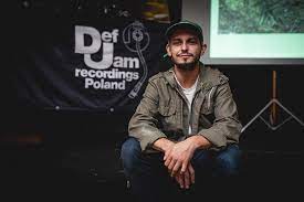 A jeśli chodzi o dziewczyny, to fajnie, że przychodzą na koncert i miło dla ego i w ogóle, ale nie ciągnie mnie do nich. Vito Bambino Od Bitamy Do Solowej Plyty Poczekalnia