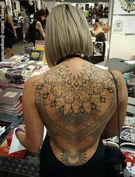 Si quieres hacerte un pequeño tatuaje en la espalda, las opciones que te presentamos, te ayudarán a seleccionar el que mejor para ti. Tatuajes Espalda Mujer Tatuajes Para Mujeres