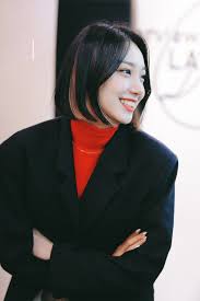 Kim min kyung lahir pada tahun 1960, dia mulai berakting dalam rombongan teater pada tahun 1979 dan muncul dalam lusinan proyek sepanjang karirnya selama lebih dari 40 tahun. Wander Wonder On Twitter Kpop Girls Dyed Hair Girl