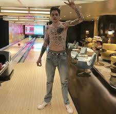 The final shot of apatow's movie is the iconic staten island ferry, bringing to mind working girl, manhattan and countless other new york city #35 most discussed movie of 2020. Stan Pete Davidson For Clear Skin The King Of Staten Island Hand Gestures Cute White Guys Pete White Boys